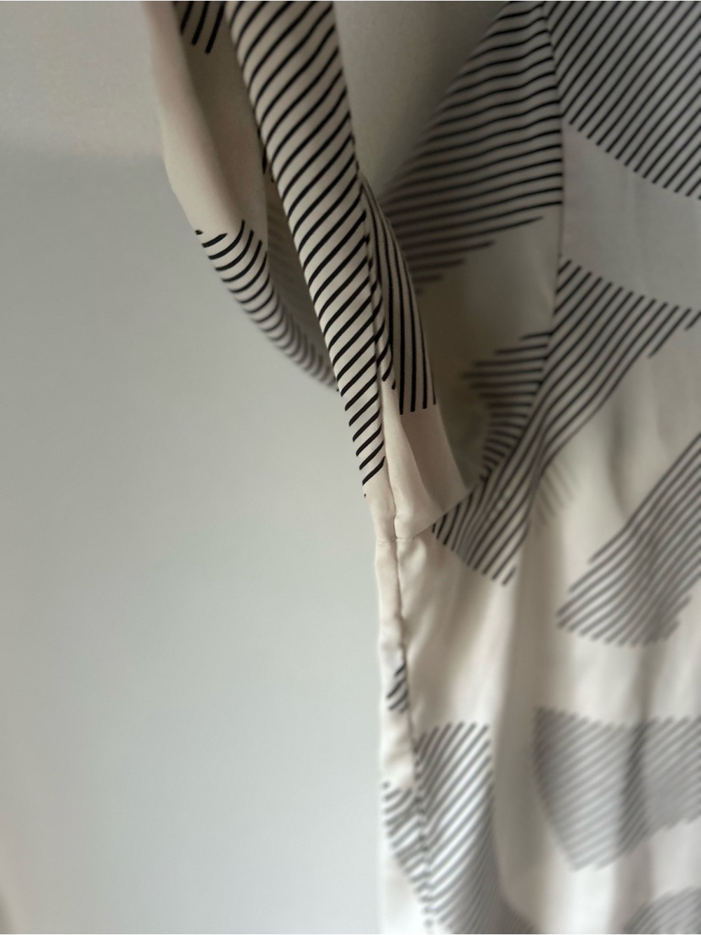 H&M Abstract Print Button Down Blouse Size Small Black & Ivory - Picture 5 of 7